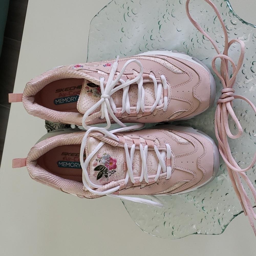 Sketchers ladies embroidered pink shoes size 9 1/2